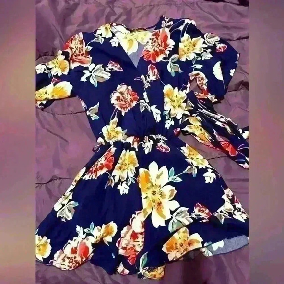 Blue Blush floral romper with belt size  small like new - Picture 2 of 5